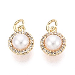 Настоящее золото 18K Латунные микропаве прозрачные кубические циркониевые подвески, с abs имитационными жемчужными бусинами , плоские круглые прелести, реальный 18 k позолоченный, 11.5x9x5.5 мм, отверстие : 3 мм