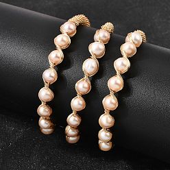 Золотой Браслеты-манжеты для женщин, обмотанные латунной проволокой и украшенные натуральным жемчугом., круглые, стойки покрытие, долговечный, золотые, внутренний диаметр: 2.24 дюйм (5.7 см)