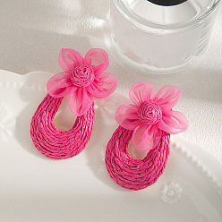 Темно-Розовый Серьги-гвоздики из ротанга и марли, цветок, темно-розовыми, 77x40 мм