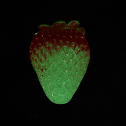 Клубника Украшения для кукольного домика из светящейся смолы, реквизит, имитация фруктов, светится в темноте, клубника, 24x32x31.5 мм