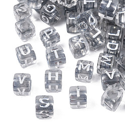 Silbern Silberfarbig Transparente Beschichtung Acryl-Perlen, horizontales Loch, Metall umschlungen, Alphabet-Stil, würfel mit zufälligem buchstaben a`z, Silbern Silberfarbig, 6x6x6 mm, Bohrung: 3.5 mm, ca. 2900~3000 Stk. / 500 g