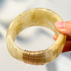 Светло-хаки Массивные браслеты из мраморной смолы для женщин, с обмоткой из золотой проволоки, светлый хаки, внутренний диаметр: 2.56 дюйм (6.5 см)