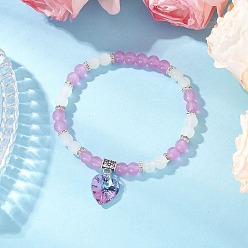 Лиловый Браслеты с подвесками из круглого бисера, имитирующего нефрит, окрашенного методом запекания, с подвесками в виде граненых стеклянных сердечек и латунными бусинами-разделителями из стразов, сирень, внутренний диаметр: 2-1/8 дюйм (5.5 см)