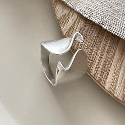 Серебро Волнистые латунные регулируемые манжеты для женщин, серебряные, внутренний диаметр: регулируемый