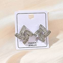 Платина Серьги-клипсы в форме ромба из сплава со стразами, спиральный вихрь, платина, 22.5x22.5 мм