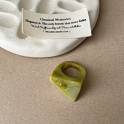 Желто-Зеленый Кольца из смолы для женщин, треугольные, желто-зеленый, размер США 7 1/4 (17.5 мм)