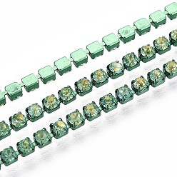 Средний Аквамарин Железо горный хрусталь чашка цепи, с катушкой, средний аквамарин, 2x2x2 мм, около 29.99 футов (9.14 м) / рулон