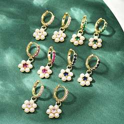 (52) Непрозрачная лаванда Латунные микро проложить серьги обруча кубического циркония, с пластиковой имитационной жемчужиной, цветок, без кадмия и без свинца, стойки покрытие, долговечный, реальный 18 k позолоченный, разноцветные, 30x12 мм