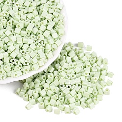 Vert Pâle Perles de rocaille en verre de peinture de cuisson, triangle, trou de triangle, vert pale, 3.5x3.5x3.5mm, Trou: 1.2~1.4mm, environ 7250 pcs / livre