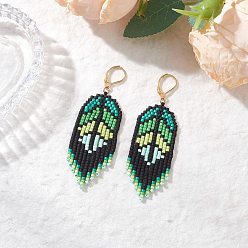 Зеленый Серьги-подвески из стеклянных бусин ручной работы, с латунным, лист, золотые, зелёные, 72.5x22 мм