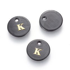 Letter K Süßwasserschalencharme, mit Goldblockschrift, gefärbt, Flachrund, Schwarz, letter.k, 11x1.5 mm, Bohrung: 1.5 mm