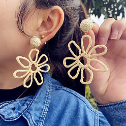 Бежевый Серьги-гвоздики из рафии с цветком из латуни, бежевые, 80x60 мм