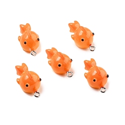 Оранжевый Милые подвески из непрозрачной смолы, маленькая золотая рыбка, с железной платиной петлей, оранжевые, 23.5~25x13~13.5x13~13.5 мм, отверстие : 2 мм