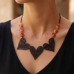 Chocolate Collar babero bohemio con corazón hueco de madera negra y cuentas de resina en forma de pepitas., Collares de cuero sintético de varias hebras para mujer, Platino, chocolate, 17.32 pulgada (44 cm)