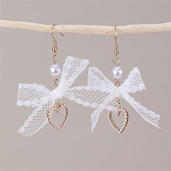 Белый Серьги-подвески в форме сердца с бантом из сплава, с пластиковой жемчужиной и тканью, золотые, белые, 60x63 мм