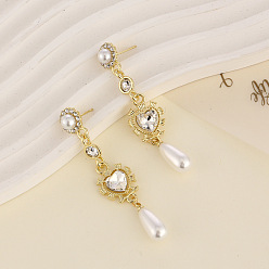 Кристалл Серьги-гвоздики из сплава со стразами ко Дню святого Валентина, с пластиковой жемчужины, сердце со слезой, золотые, кристалл, 67x14 мм