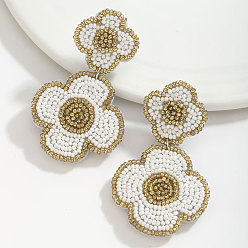 Белый Серьги-гвоздики с цветочными бусинами и тканевыми подвесками, платина, белые, 65x37 мм