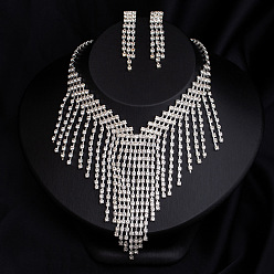 Квадрат Комплекты из цепочки из сплава с кристаллами и стразами, а также серьги-гвоздики., платина, квадратный, 560 мм, Кулон : 100 мм