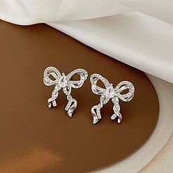 Серебро Женские серьги-гвоздики из латуни с микропаве из кубического циркония в форме бантика, серебряные, 25 мм