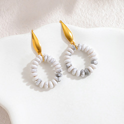 Говлит Серьги-гвоздики с подвесками из натуральных бусин говлита, Кольцевая форма, золотые, 40x21 мм