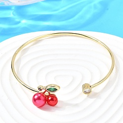 Красный Браслеты-манжеты из латуни с микропаве из прозрачных кубических цирконий для женщин, вишня, с абс пластмассовой имитационной жемчужиной, без кадмия и без свинца, стойки покрытие, реальный 18 k позолоченный, красные, 0.2 см, внутренний диаметр: 2-3/8x2-1/2 дюйм (6x6.2 см)