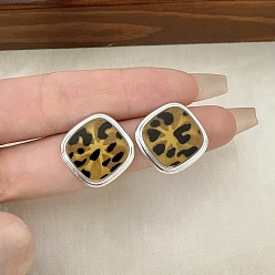 Платина Серьги-гвоздики из латуни и смолы, квадрат с леопардовым узором, платина, 20x20 мм