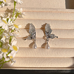 Бабочка Серьги-гвоздики из пластикового сплава с имитацией жемчуга, с кристально горный хрусталь, платина, бабочка, 42x20 мм