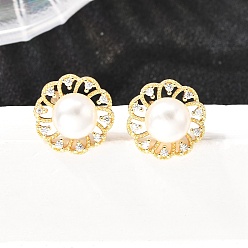 Золотой Серьги-гвоздики из латуни с микро-паве и прозрачным фианитом, с пластиковой имитационной жемчужиной, без кадмия и без свинца, золотые, 13.5 мм