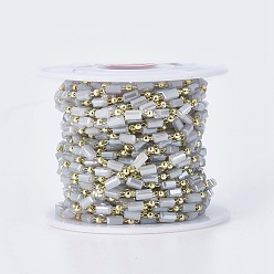 Светло-серый Ручной цепи стекло бисером, пайки, с латунной фурнитурой , с катушкой, долговечный, реальный 18 k позолоченный, кубоид, светло-серый, 4.5x2.5~3x2.5~3 мм, 2 мм, около 32.8 футов (10 м) / рулон