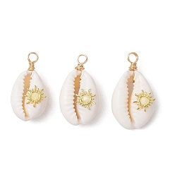Солнце Подвески из натуральной ракушки каури, обмотанной медной проволокой, с латунными пластинами, золотые, солнце, 24~28x12~15.5x7~8.5 мм, отверстие : 2.6 мм