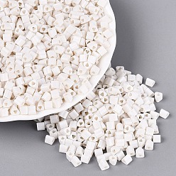 Blanc Floral Perles de rocaille en verre de peinture de cuisson, triangle, trou de triangle, floral blanc, 3.5x3.5x3.5mm, Trou: 1.2~1.4mm, environ 7250 pcs / livre