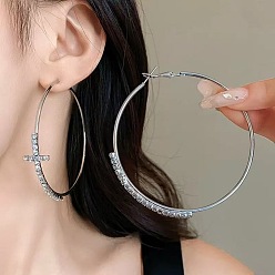 Платина Серьги-кольца из сплава крест-накрест с кристаллами и стразами, платина, 70 мм