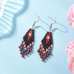 Красный Серьги-подвески в форме ромба из натуральной красной яшмы, со стеклом, платина, красные, 59x19 мм