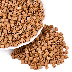 Marron Sablonneux Perles de rocaille en verre de peinture de cuisson, triangle, trou de triangle, Sandy Brown, 3.5x3.5x3.5mm, Trou: 1.2~1.4mm, environ 7250 pcs / livre