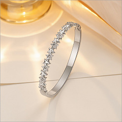 Couleur Acier Inoxydable 304 Bracelets manchettes articulés en acier inoxydable sertis de micro-pavés de zirconiums cubiques transparents en forme d'étoile pour femmes, couleur inox, diamètre intérieur: 2.40 pouce (6.1 cm)