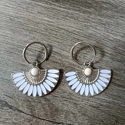 Белый Серьги-кольца из сплава эмали, с синтетическими бирюзовый, серебряные, белые, 40 мм