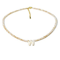 Letter W Collares con cuentas de vidrio facetado con letras de concha blanca natural y cadenas terminales de acero inoxidable., real 304 k chapado en oro, blanco floral, letra w, 18 pulgada (14.96 cm)