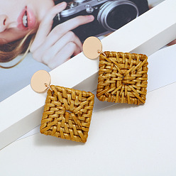 Rhombus Серьги-гвоздики из сплава ротанга, золотые, деревесиные, ромб, 55 мм