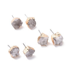 Гейнсборо Серьги-гвоздики из натурального окрашенного кварца, с латунной фурнитурой , самородки, золотые, светло-серые, 3~13x3~13x4~9 мм , штифт: 0.7 мм