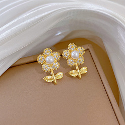Золотой Цветок 304 серьги-гвоздики из нержавеющей стали с микропаве из прозрачных кубических цирконий и пластиковым жемчугом, золотые, 21x14 мм
