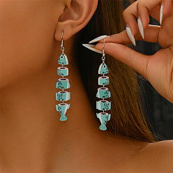 Аквамарин Акриловые серьги-подвески в виде рыбок, платина, аквамарин, 86x18 мм