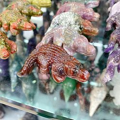 (RRHB277) Кристалл на подкладке из медово-бежевого цвета Натуральный индийский агат, резные фигурки крокодила, статуи для украшения домашнего офиса, рабочего стола, 50x45 мм