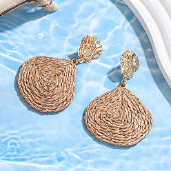 Верблюжий Серьги-гвоздики из сплава рафии в форме капли с ракушкой, золотые, верблюжие, 76x50 мм