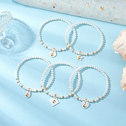 Белый 5шт 5 стили браслеты с подвесками из натуральной пресноводной ракушки и металлического лунного среза, круглые бусины toho и гальванизированные стеклянные граненые бусины, растягивающиеся браслеты, золотые, разнообразные, белые, внутренний диаметр: 2-1/8~2-1/4 дюйм (5.5~5.6 см), 1 шт / стиль