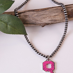 Letter Q Ожерелья из круглых пластиковых бусин с инициалом из окрашенной синтетической бирюзы CCB для женщин, темно-розовыми, Буква Q, 18.90 дюйм (48 см)