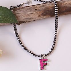 Letter F Ожерелья из круглых пластиковых бусин с инициалом из окрашенной синтетической бирюзы CCB для женщин, темно-розовыми, Буква F, 18.90 дюйм (48 см)