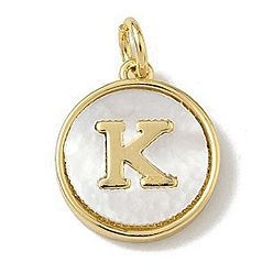 Letter K Латунный паве натуральный ракушка плоский круглый с буквенными подвесками, реальный 18 k позолоченный, долговечный, без свинца и без кадмия, стойки покрытие, цвет морской раковины, Письмо K, 15x13x2 мм, отверстие : 3 мм