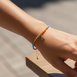 Letter A Браслеты с подвесками в виде латунных букв, Радужные браслеты из стеклянного бисера для женщин, буква a, 6.50 дюйм (16.5 см) ~ 6.69 дюйм (17 см)