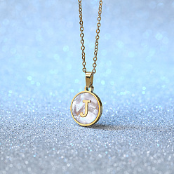 Letter J Плоские круглые ожерелья с инициалами из нержавеющей стали с натуральными белыми ракушками для женщин, золотые, цвет морской раковины, буква J, 18.11 дюйм (46 см)