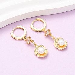 Shell Shape Латунные микро проложить серьги обруча кубического циркония, с ABS имитации жемчуга, долговечный, стойки покрытие, без кадмия и без свинца, золотые, формы раковины, 40.5x11 мм